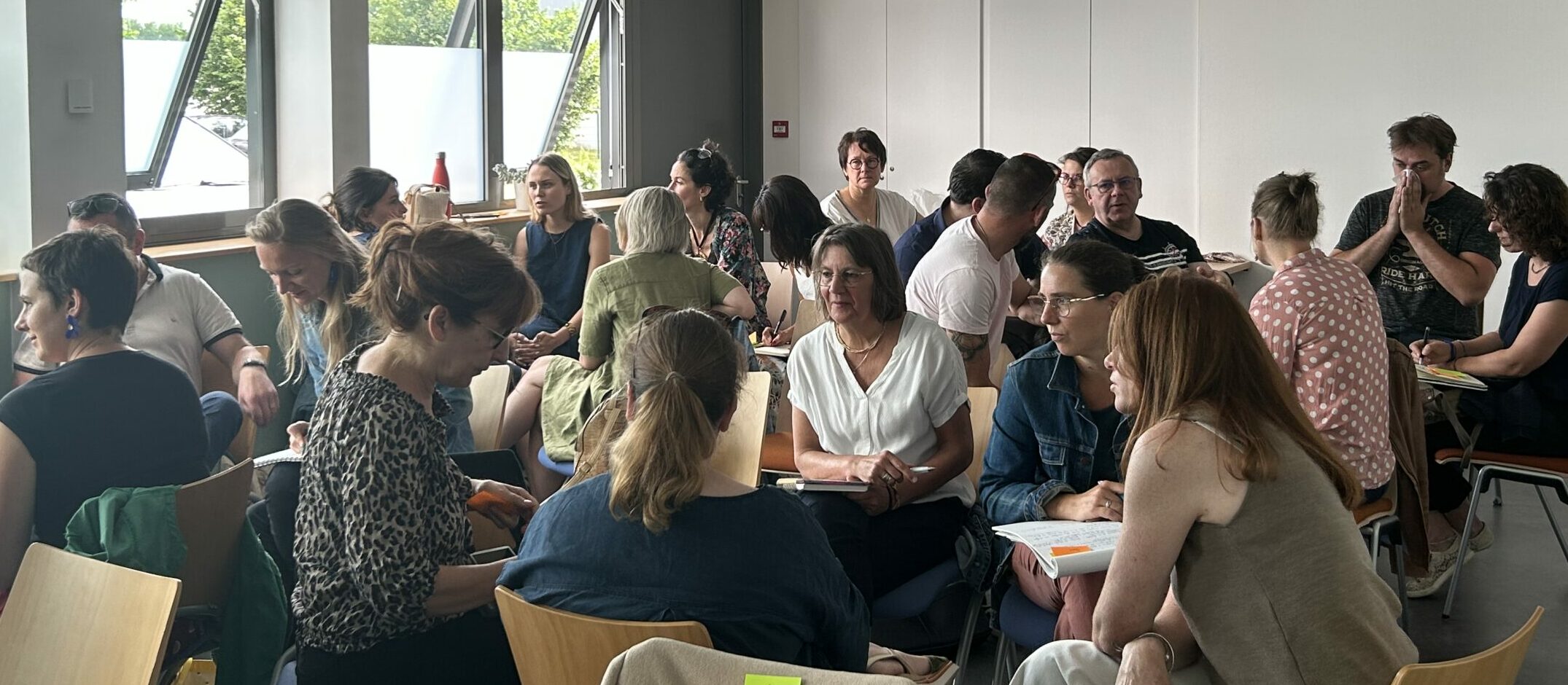 Isabelle Tanfi et un groupe d'entrepreneurs durant une Matinale Économique à Combourg en train de réaliser un travail collaboratif sur le fait de décider de son chiffre d'affaires