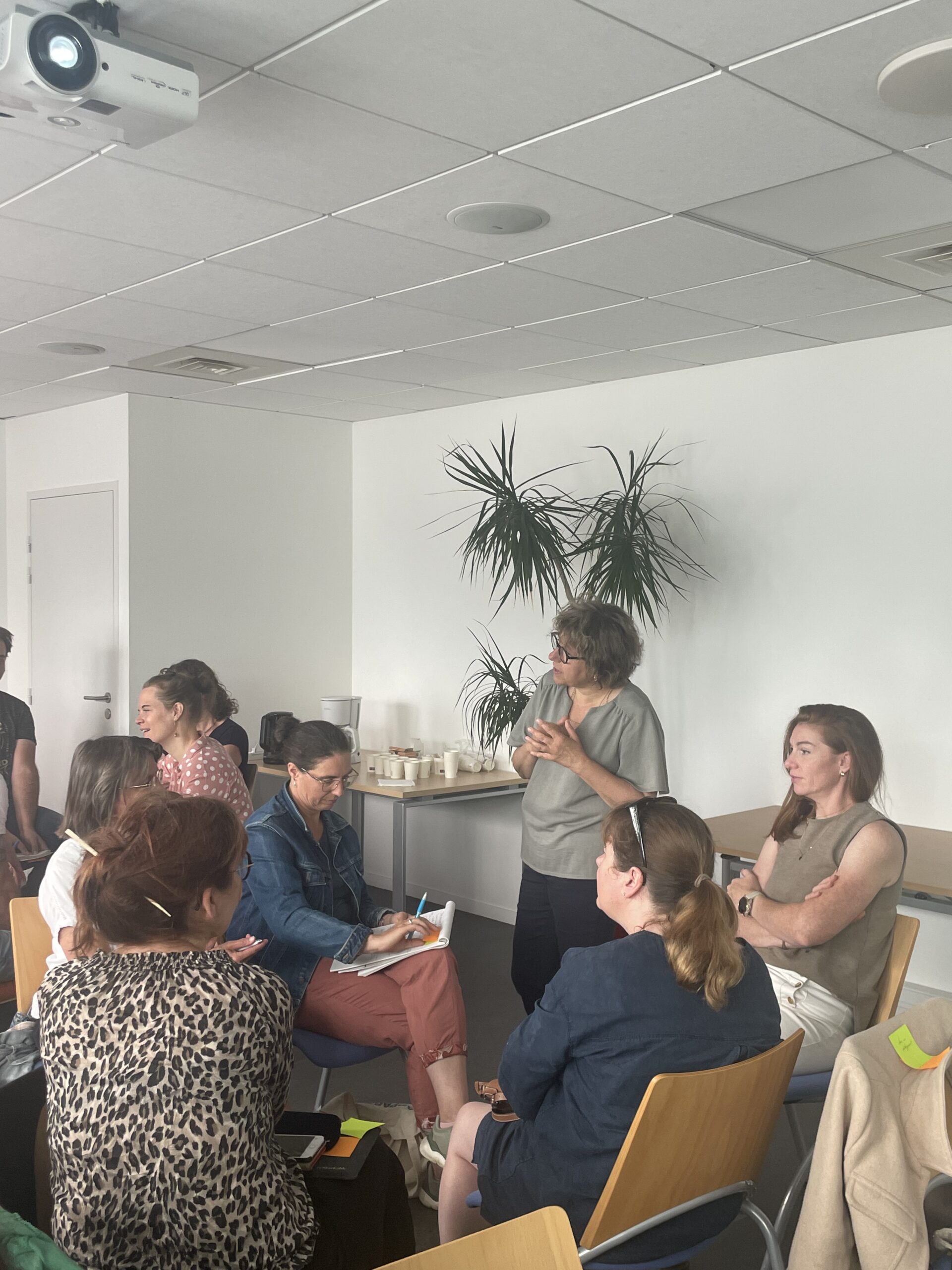 Isabelle Tanfi et un groupe d'entrepreneurs durant une Matinale Économique à Combourg en train de réaliser un travail collaboratif sur le fait de décider de son chiffre d'affaires